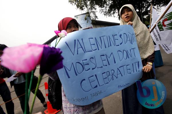  FOTO: KAMMI Jabar Demo Tolak Perayaan Valentine di Gedung Sate