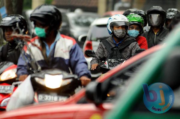  FOTO: Warga Bandung Kenakan Masker Antisipasi Bahaya Abu Vulkanik Gunung Kelud