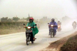  Abu Vulkanik Sampai Surabaya, Warga Tetap Beraktivitas