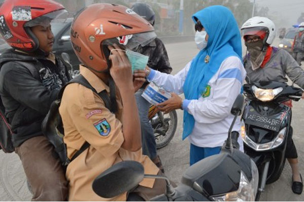  Gunung Kelud Meletus: 2 Orang Meninggal Tertimpa Atap Rumah