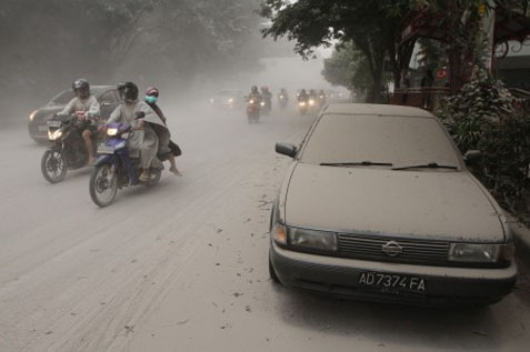  Gunung Kelud Meletus: Paparan Abu Sampai Kota Bandung