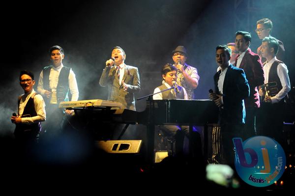  FOTO: Kolaborasi Vokalis Pria di Konser Yovie and His Friends