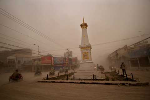  Abu Gunung Kelud, UGM Minta Dosen &amp; Mahasiswa Bersihkan Kampus