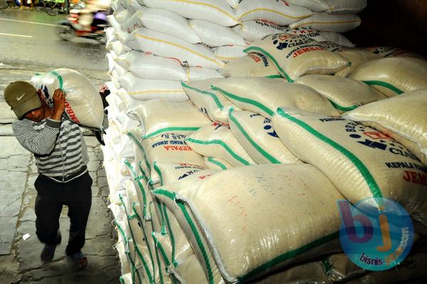  Bulog Salurkan 50 Ton Beras untuk Korban Kelud