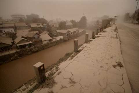  PU Mobilisasi Peralatan ke Lokasi Bencana Erupsi Gunung Kelud