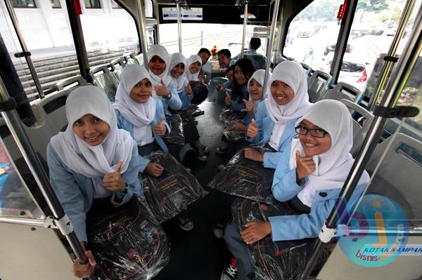  FOTO: Pemkot Bandung Kembali Luncurkan Bus Gratis untuk Pelajar