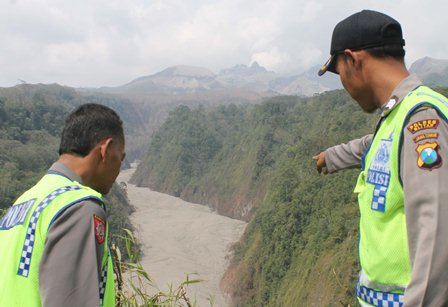  Lahar Gunung Kelud Ancam Warga, TNI Perketat Jalur