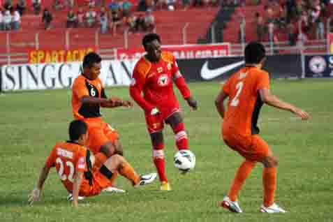  Bandung Raya Vs Semen Padang, Skor 0-1 Babak Pertama