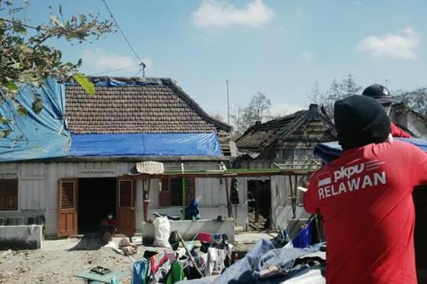  PKPU Sediakan Terpal Tutup Atap Rumah Bolong Akibat Erupsi Gunung Kelud