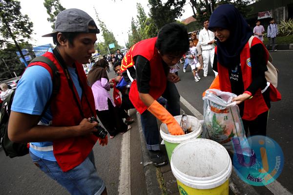  FOTO: Hari Peduli Sampah, Earth Hour Punguti Sampah Plastik di CFD Dago