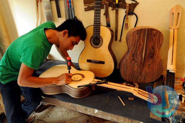  FOTO: Gitar Buatan Perajin Sariwangi-Parongpong Rambah Pasar Mancanegara