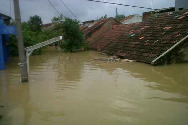  TANGERANG DARURAT BANJIR: Kawasan Perumahan Nyaris Tenggelam