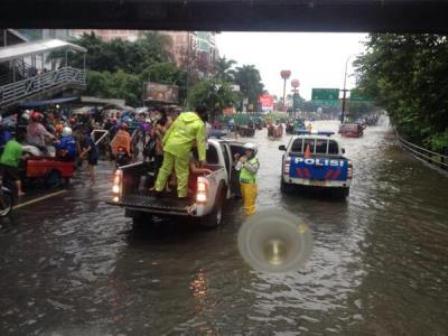 Ilustrasi-Banjir di Jalan S. Parman, Jakarta Barat./tmcmetro.com