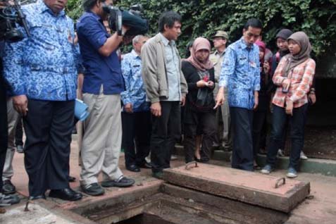  Jokowi: Trotoar Dipercantik, Malah Sumbat Saluran Air