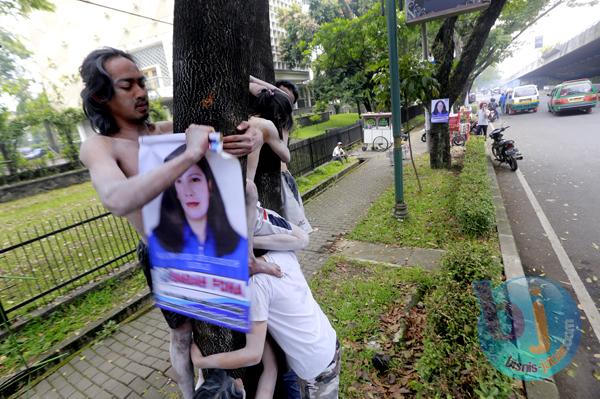  FOTO: Komunitas Gerbong Bawah Tanah Tolak Caleg Tempelkan Atribut Kampanye di Pohon