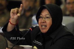  Dengar Kabar Risma Mundur, Warga Surabaya Datangi Balai Kota