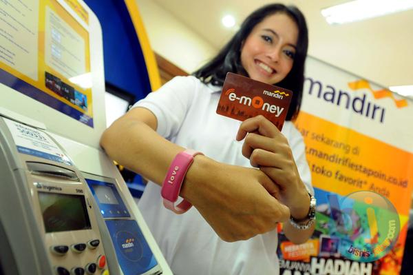  FOTO: Bisnis E-money Kian Sengit