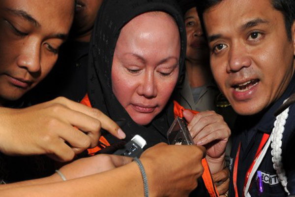 Gubernur Banten Ratu Atut mengenakan rompi tahanan KPK/Antara