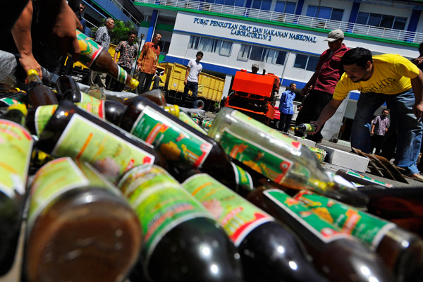 Sejumlah petugas Badan Pengawas Obat dan Makanan (BPOM) melakukan pemusnahan obat tradisional mengandung zat kimia di Halaman Kantor BPOM Jakarta/antara