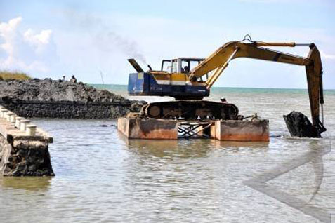  Dalami Alur Pelayaran, Pelindo III Keruk Laut Surabaya Barat