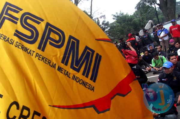  FOTO: Buruh FSPMI Demo di Gedung Sate Tolak Upah Murah