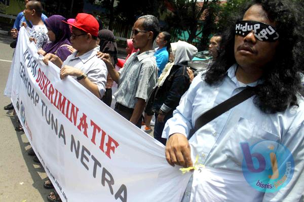  FOTO: Penyandang Tunanetra Bandung Aksi Jalan Mundur Kritik Kebijakan KPU