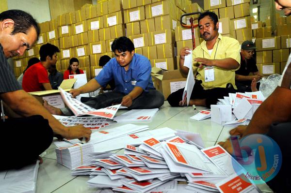  FOTO: KPU Kota Bandung Mulai Sortir Surat Suara