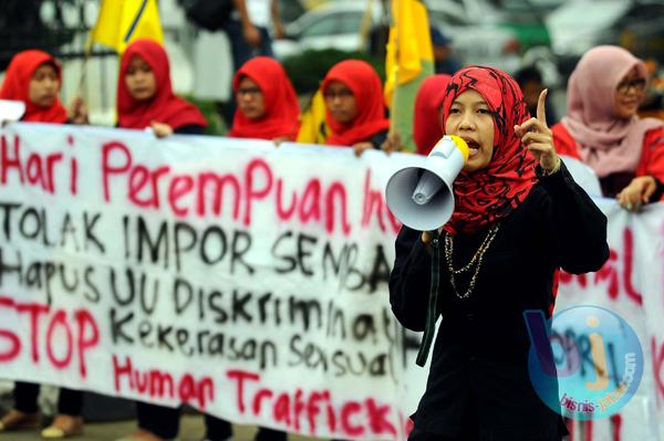 FOTO: Hari Perempuan Sedunia, Mahasiswi Bandung Sampaikan Enam Petisi di Gedung Sate