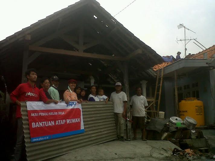  PKPU Salurkan Bantuan Asbes Bagi Korban Erupsi Kelud