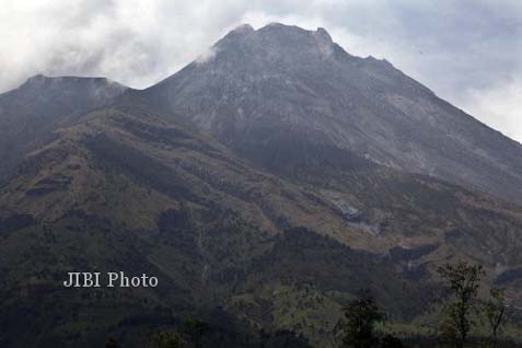  Merapi Embuskan Asap Solfatara, Hujan Abu Hingga Radius 7 KM