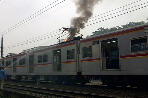  KRL Commuter Line Bekasi-Jakarta Terbakar