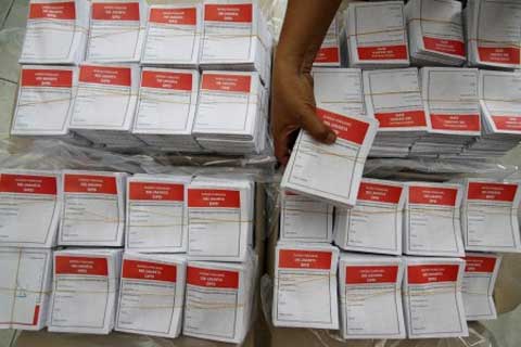  Percepat Logistik Pemilu, KPU Balikpapan Tambah Tenaga Pelipat Kertas Suara