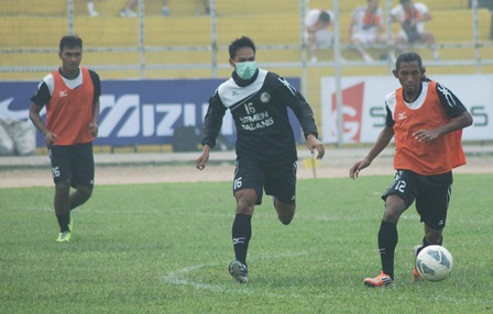  Gangguan Kabut Asap: Pemain Semen Padang FC Berlatih Sambil Gunakan Masker