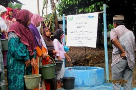 Sejumlah warga Bogor antre untuk mengambil air bersih./Bisnis-Istimewa)