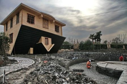  Begini Penampakan Rumah Terbalik