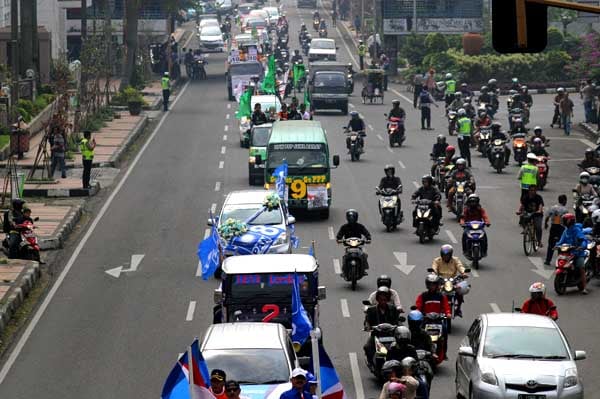  FOTO: Mobil Karnaval Parpol Ramaikan Deklarasi Kampanye Pemilu di Bandung