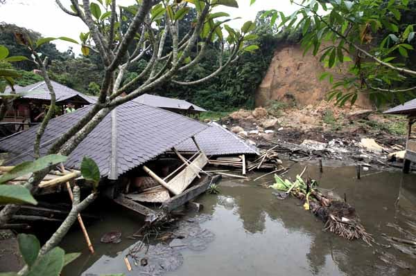  FOTO: Longsor di Tempat Pemancingan Lembang, 1 Tewas