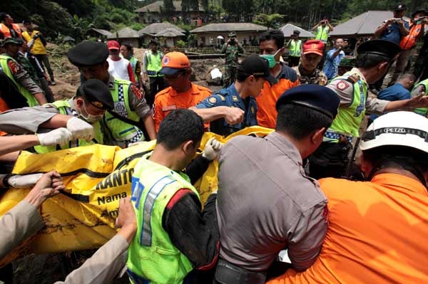  FOTO: Jenazah Mahasiswi Unpad Korban Longsor Lembang Ditemukan