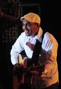  Glenn Fredly Akrabkan Bahasa Daerah ke Anak Muda