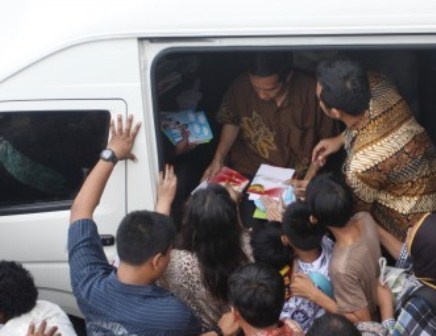  Gubernur Jokowi, Capres, dan Tradisi Bagi-Bagi Buku