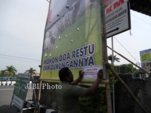  Satpol PP Tasik Bongkar Baliho Ahmad Heryawan