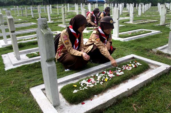  FOTO: Peringatan Bandung Lautan Api, Pelajar Ziarah ke TMP Cikutra