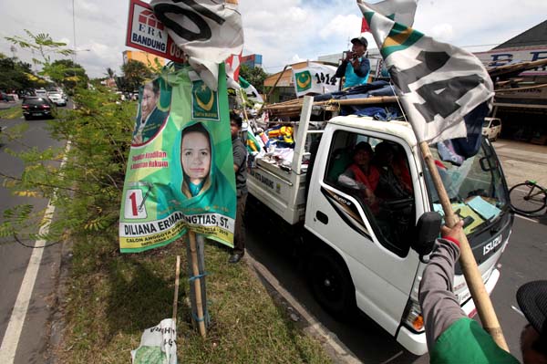  FOTO: Langgar Aturan, Atribut Kampanye Ditertibkan