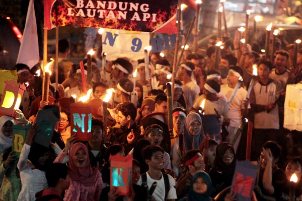  FOTO: Meriahnya Pawai Obor Peringati Peristiwa Bandung Lautan Api