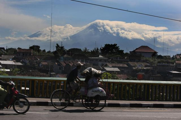  Gunung Merapi Batuk Asap &amp; Hujan Abu