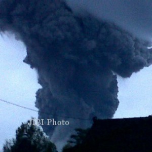  Gunung Merapi Semburkan Hujan Abu Ringan