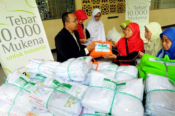  FOTO: Yayasan Masjid Nusantara Salurkan 10.000 Mukena