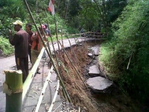  Akibat Longsor, Akses Jalan Cikoneng Terputus 12 Jam