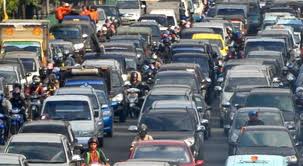  LIBUR PANJANG: Ke Luar Kota, Antrean Panjang di Pintu Tol Halim