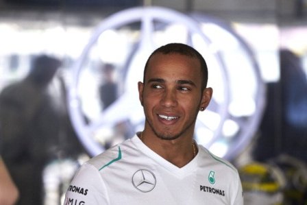  Grand Prix Sepang: Lewis Hamilton Pimpin Kemenangan Tim Mercedes